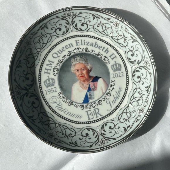 Queen Elizabeth II Platinum Jubilee Commemorative Plate - Picture 1 of 7